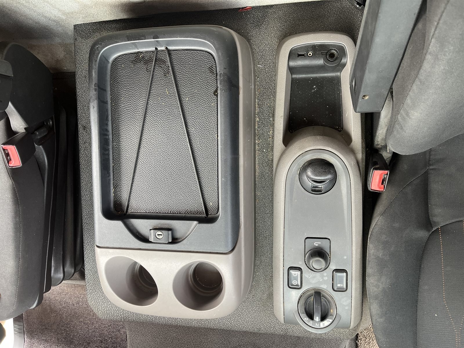 Console de véhicule avant nettoyage